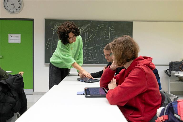 Lehrerin Bettina Dorn erklärt ihren Schülerinnen am Tausgymnasium die Aufgaben im Spanischunterricht. Foto: Dietmar van der Linden