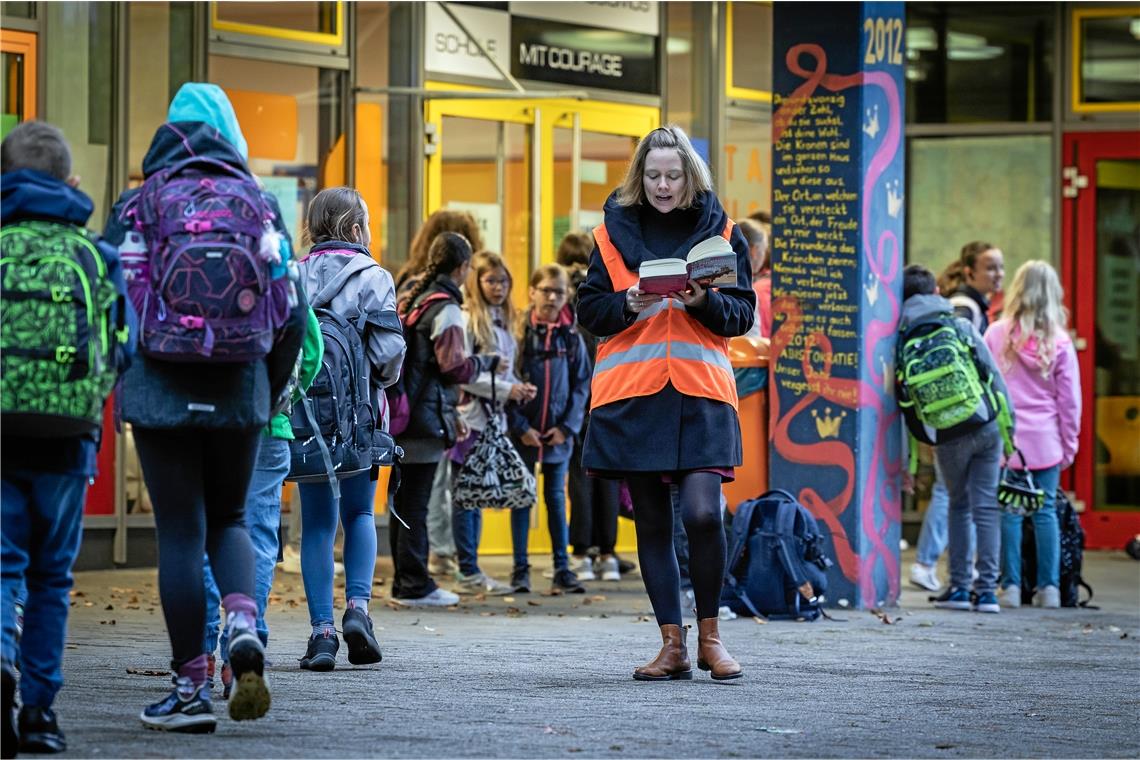 Backnanger LiteraTour: SofaTour startet im Tausgymnasium Lehrerin Cathrin Hessner liest aus T. J. Klunes „Mr. Parnassus’ Heim für magisch Begabte“. Die Schüler wissen noch nicht so recht, warum eigentlich. Fotos: Alexander Becher