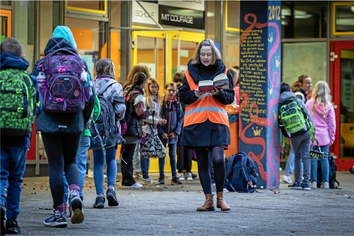 Lehrerin Cathrin Hessner liest aus T. J. Klunes „Mr. Parnassus’ Heim für magisch Begabte“. Die Schüler wissen noch nicht so recht, warum eigentlich. Fotos: Alexander Becher