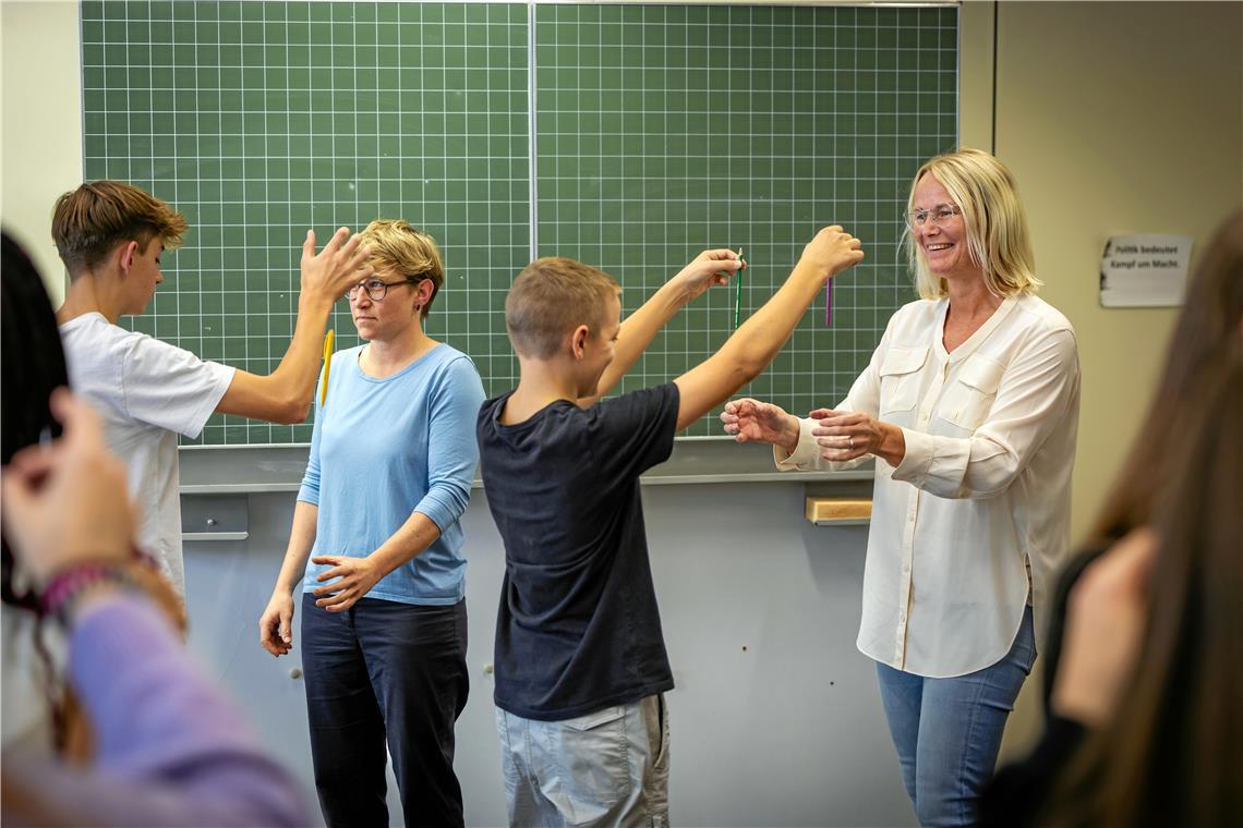 Ideen für mehr Bewegung in der Schule Lehrerin Lisa Jäger und Rektorin Simone Klitzing (rechts) spielen mit den Schülerinnen und Schülern ein Reaktionsspiel. Foto: Alexander Becher
