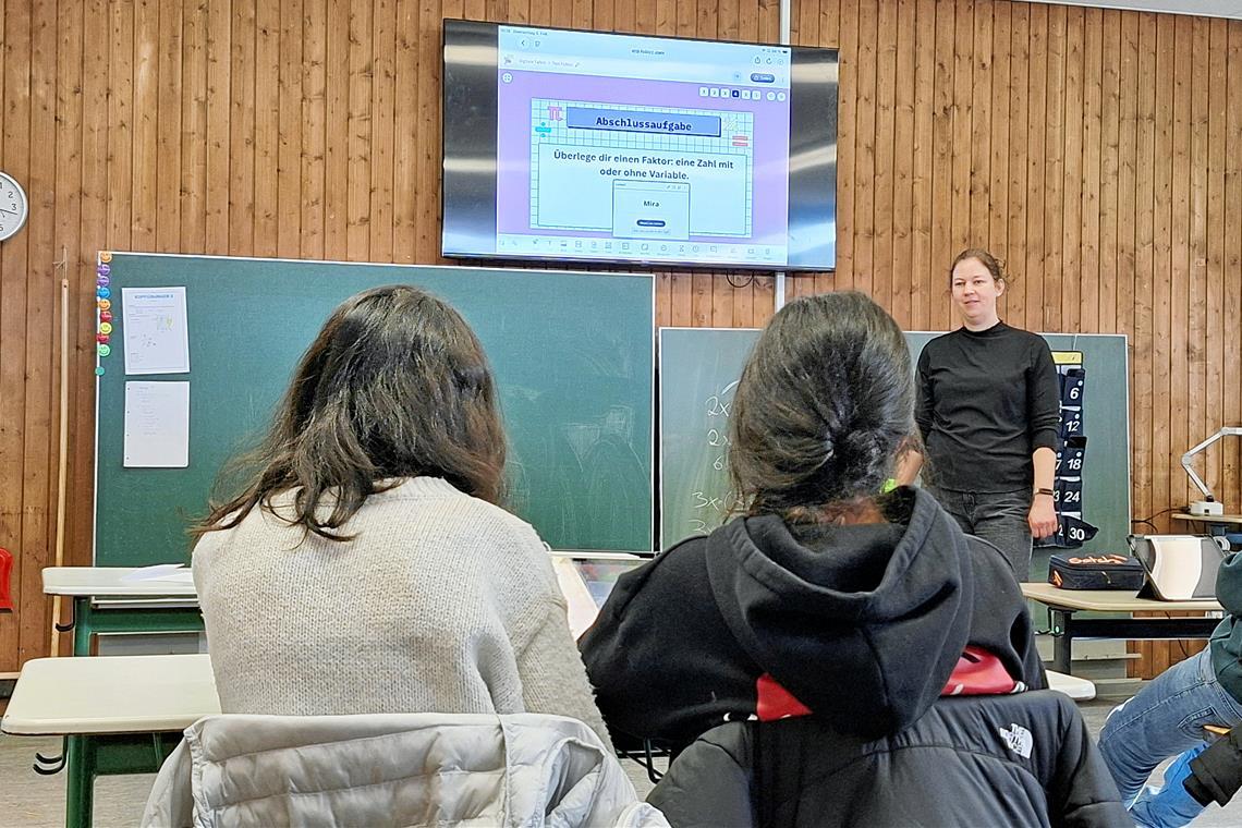Lehrerin Tamara Böttner gestaltet ihren Matheunterricht mit vielen Werkzeugen zunehmend vielseitiger. Fotos: Carolin Aichholz