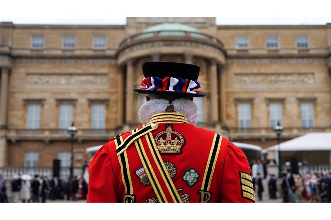 Leibwächter der königlichen Garde stehen bei der jährlichen Gartenparty des britischen Königshauses im Buckingham-Palast.