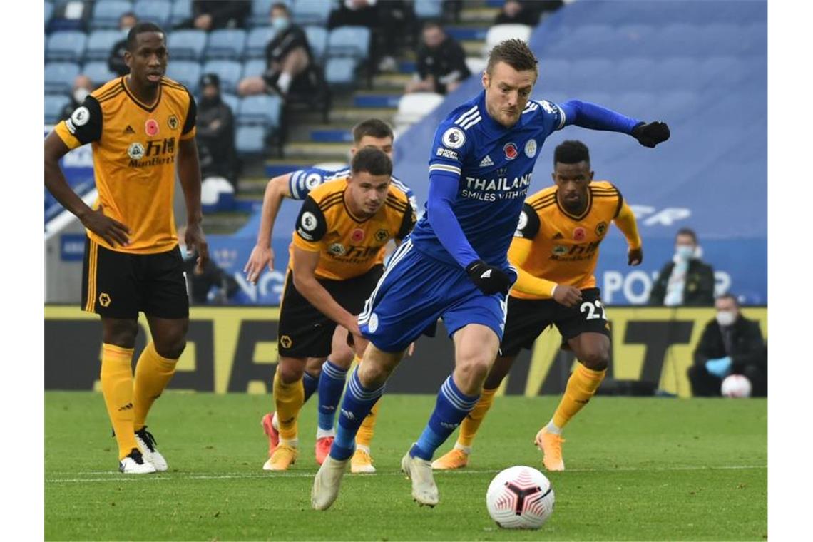 Leicesters Jamie Vardy (2.v.r.) trifft per Elfmeter zum Tor des Tages gegen die Wolverhampton Wanderers. Foto: Rui Vieira/PA Wire/dpa