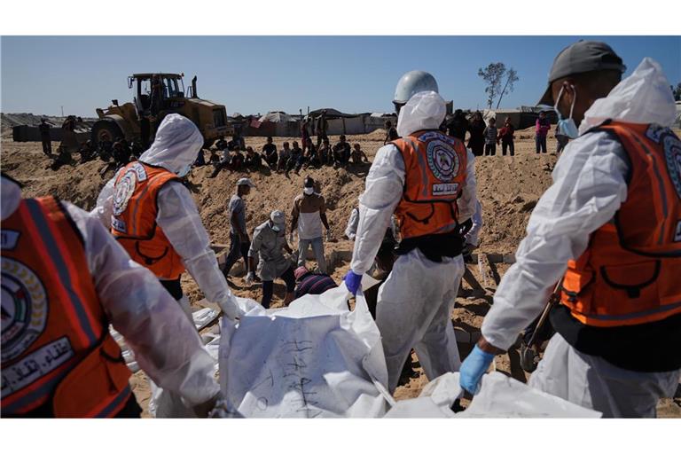 Getöteter Hamas-Terrorist  arbeitete für ZDF-Partnerfirma Leichen werden in einem Massengrab in Deir al-Balah im Gazastreifen begraben.