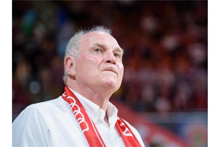 Leicht genervt: Bayern-Präsident Uli Hoeneß. Foto: Matthias Balk