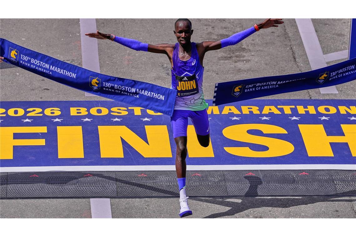 Leichtathletik: Marathon, Männer, John Korir aus Kenia durchbricht das Band und gewinnt den Boston-Marathon.