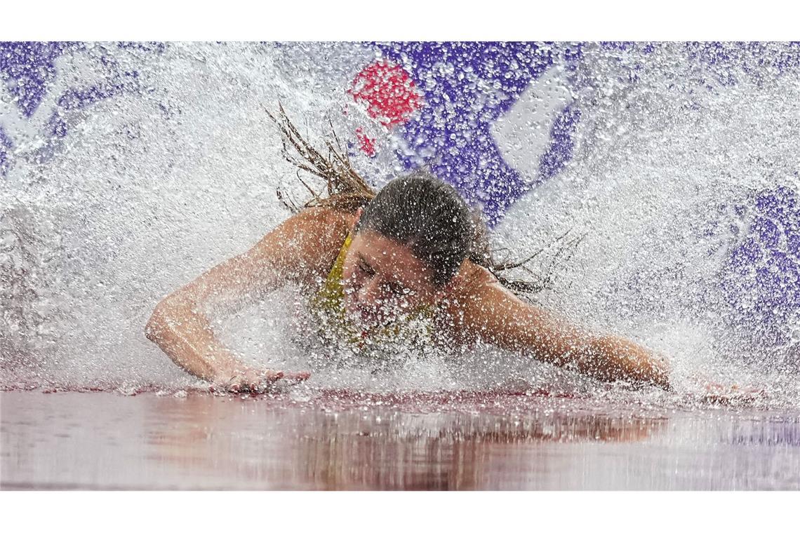 Leichtathletik: Weltmeisterschaft, 3000m Hindernislauf, Frauen, Finale. Gesa Felicitas Krause aus Deutschland stürzt im Wassergraben.