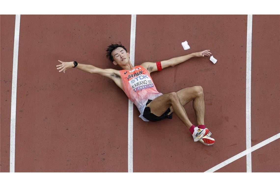 Leichtathletik Weltmeisterschaft in Tokio  - Geher Masartora Kawando aus Japan bricht nach dem Überqueren der Ziellinie zusammen