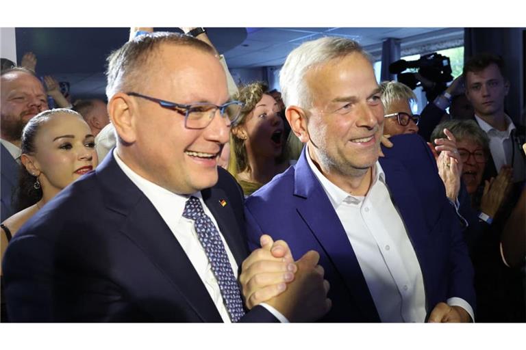 Leif-Erik Holm (rechts), Ministerpräsidentenkandidat der AfD in Mecklenburg-Vorpommern, darf mit Parteichef Tino Chrupalla ein sehr gutes Wahlergebnis feiern.