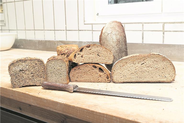 Leinsamen-, Kürbiskern-, Dinkelvollkorn- und Bauernbrot (von links): Jede Sorte weist ihre Charakteristika auf. Die eine kann als Laib gebacken werden, die andere braucht die Kastenform. Fotos: J. Fiedler