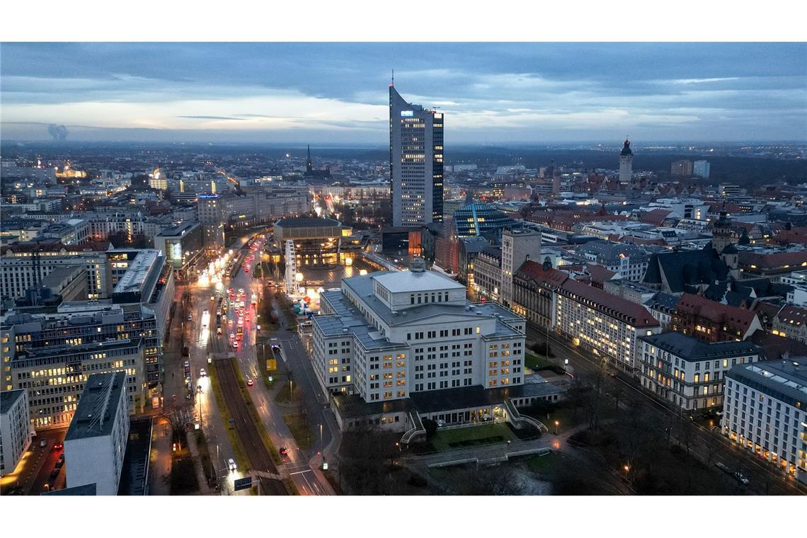 Leipzig: Blick auf die Oper und den dahinterliegenden Augustusplatz mit dem City-Hochhaus. (Archivbild)