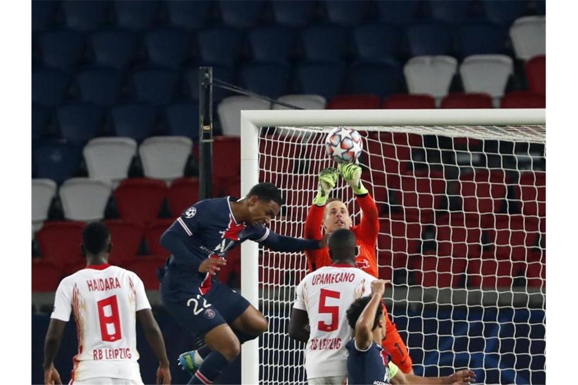 Leipzig-Keeper Peter Gulacsi klärt vor Abdou Diallo (2.v.l). Foto: Thibault Camus/AP/dpa