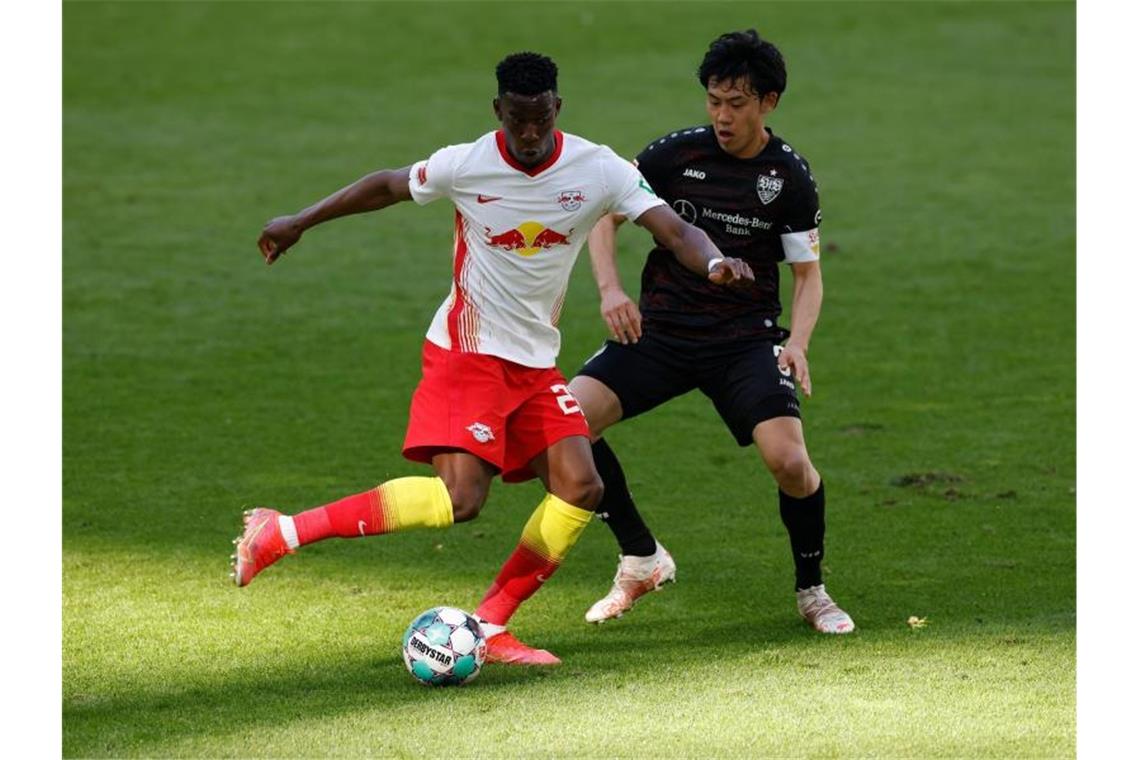 VfB-Profi Endo unterstützt Quarantäne-Trainingslager Leipzigs Abwehrspieler Nordi Mukiele (l) und Stuttgarts Mittelfeldspieler Wataru Endo. Foto: Odd Andersen/AFP-Pool/dpa/Archivbild