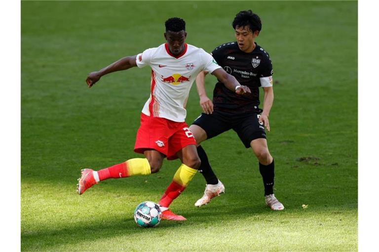 Leipzigs Abwehrspieler Nordi Mukiele (l) und Stuttgarts Mittelfeldspieler Wataru Endo. Foto: Odd Andersen/AFP-Pool/dpa/Archivbild