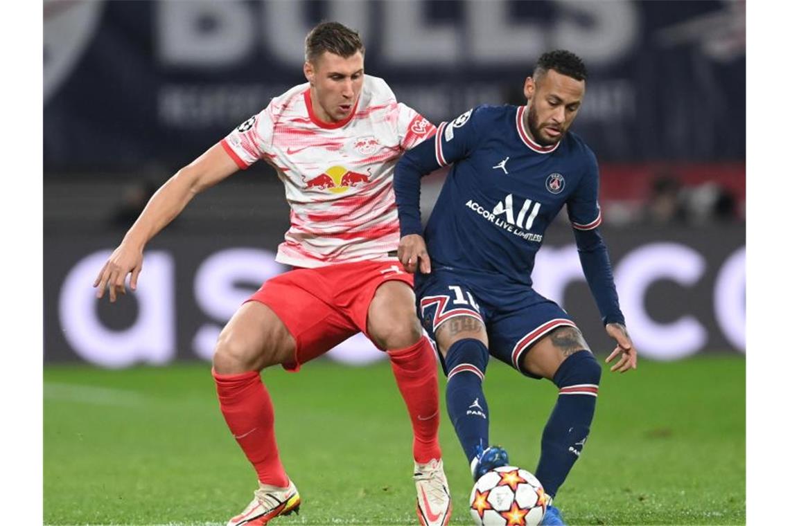 Leipzigs Serie gerissen: Beim 0:2 noch gut bedient Leipzigs Abwehrspieler Willi Orban (l) kämpft mit Neymar um den Ball. Foto: Robert Michael/dpa-Zentralbild/dpa/Archivbild