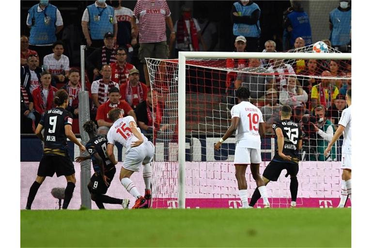 Leipzigs Amadou Haidara (2.vl) erzielt das Tor zum 1:1-Ausgleich gegen den 1. FC Köln. Foto: Marius Becker/dpa