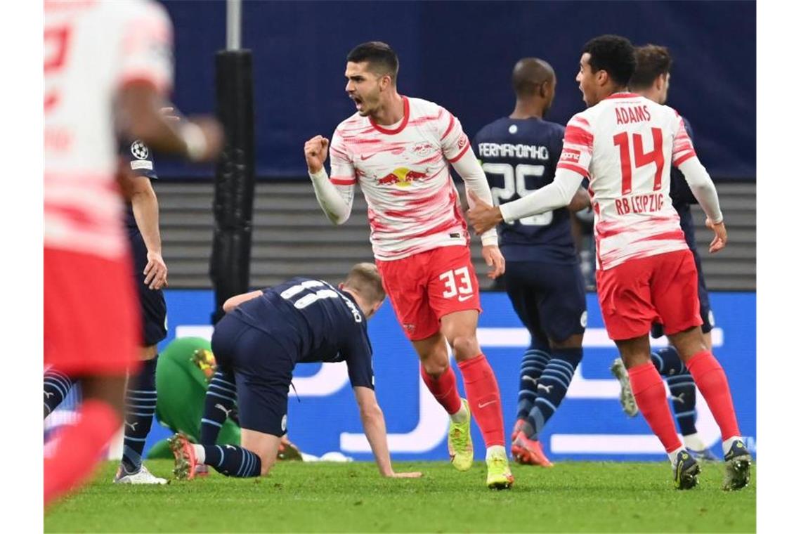 Leipzigs Andre Silva (M/33) bejubelt sein Tor zum 2:0 gegen Manchester City. Foto: Robert Michael/dpa-Zentralbild/dpa