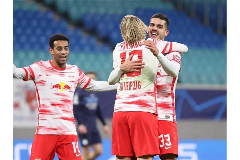 Leipzigs André Silva (r) bejubelt sein Tor zum 2:0 mit Tyler Adams (l) und Emil Forsberg. Foto: Jan Woitas/dpa-Zentralbild/dpa