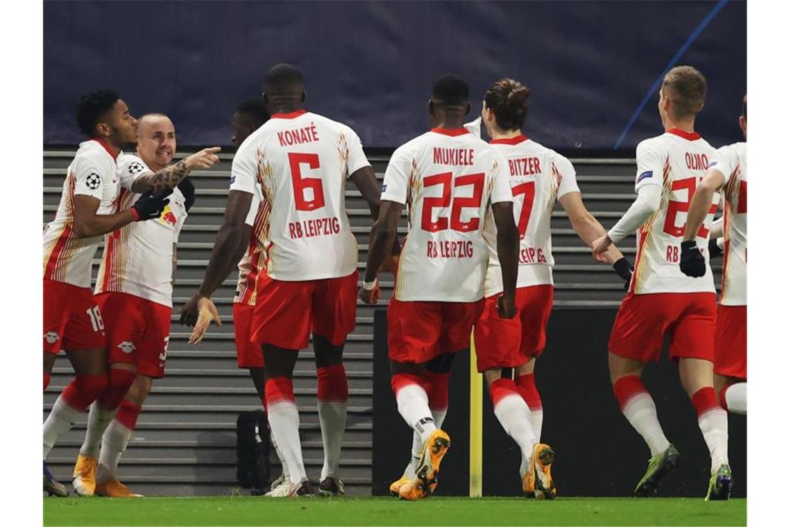 Leipzig im Achtelfinale: RB besiegt Manchester United Leipzigs Angelino (2.v.l.) jubelt nach seinem Tor zum 1:0 mit seinen Mitspielern. Foto: Jan Woitas/dpa-Zentralbild/dpa