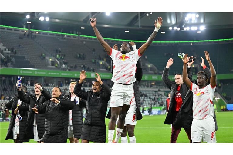 Leipzigs Castello Lukeba (M) und das Team feiern den Sieg.