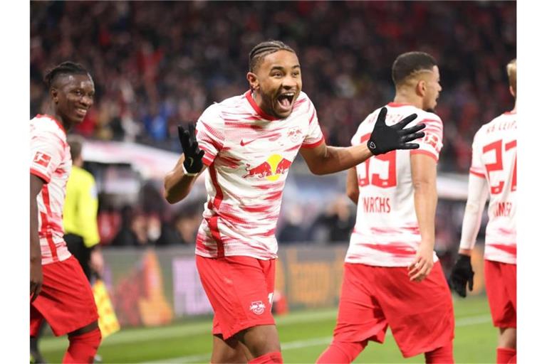Leipzigs Christopher Nkunku (2.v.l) jubelt, nachdem er per Freistoß zum 1:0 getroffen hat. Foto: Jan Woitas/dpa