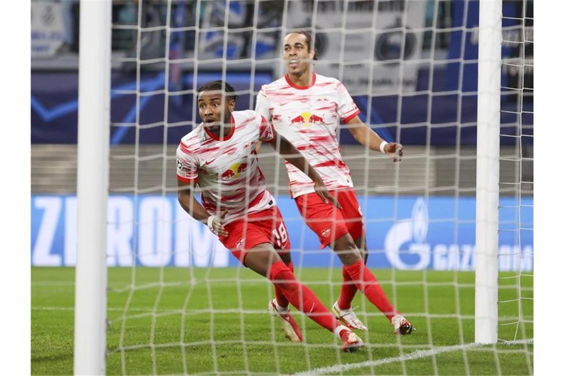 Leipzigs Christopher Nkunku (l) hat die Leipziger in Führung gebracht und jubelt mit Yussuf Poulsen nach dem 1:0. Foto: Jan Woitas/dpa-Zentralbild/dpa