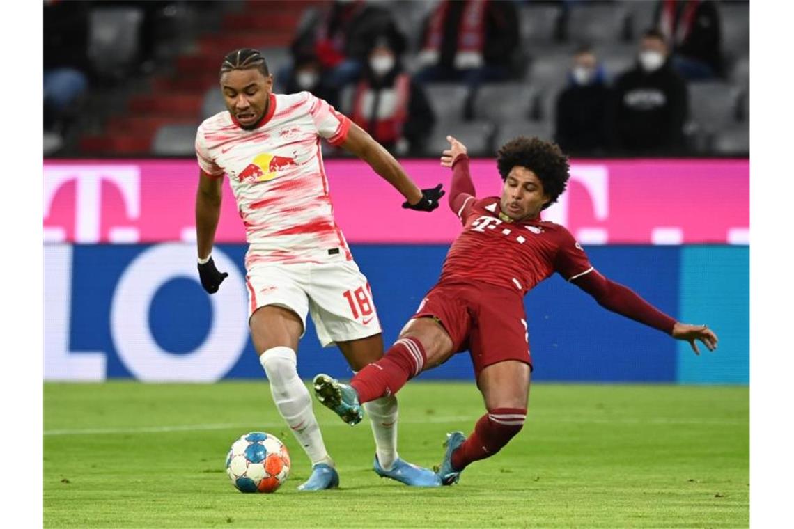Neuers Start ins WM-Jahr missglückt - Chance für Ulreich Leipzigs Christopher Nkunku (l) wird von Münchens Leroy Sane bedrängt. Foto: Sven Hoppe/dpa