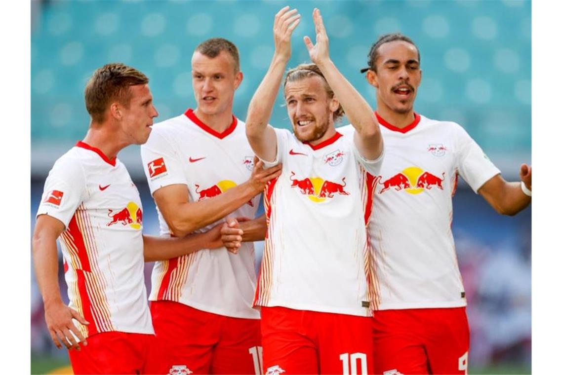 Leipzigs Dani Olmo (l-r), Lukas Klostermann, Emil Forsberg und Yussuf Poulsen jubeln nach Forsbergs Elfmetertor zum 1:0. Foto: Jan Woitas/dpa-Zentralbild/dpa