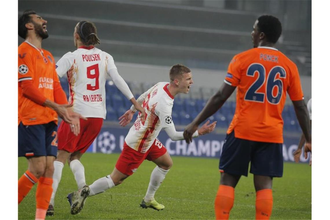 Zittern bis zum Ende: RB Leipzig gewinnt „verrücktes Spiel“ Leipzigs Daniel Olmo (M) feiert den dritten Treffer für seine Mannschaft gegen Basaksehir. Foto: Uncredited/AP/dpa