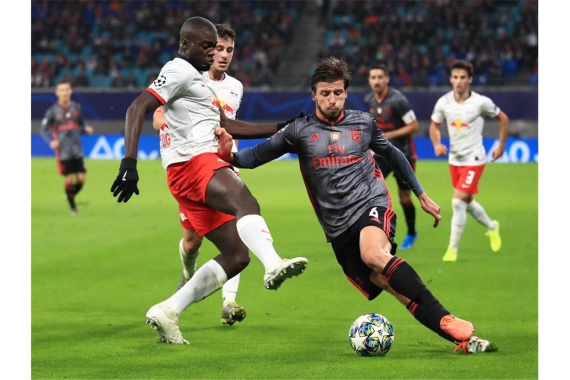 Leipzigs Dayot Upamecano (l) und Benficas Ruben Dias kämpfen um den Ball. Foto: Jan Woitas/dpa