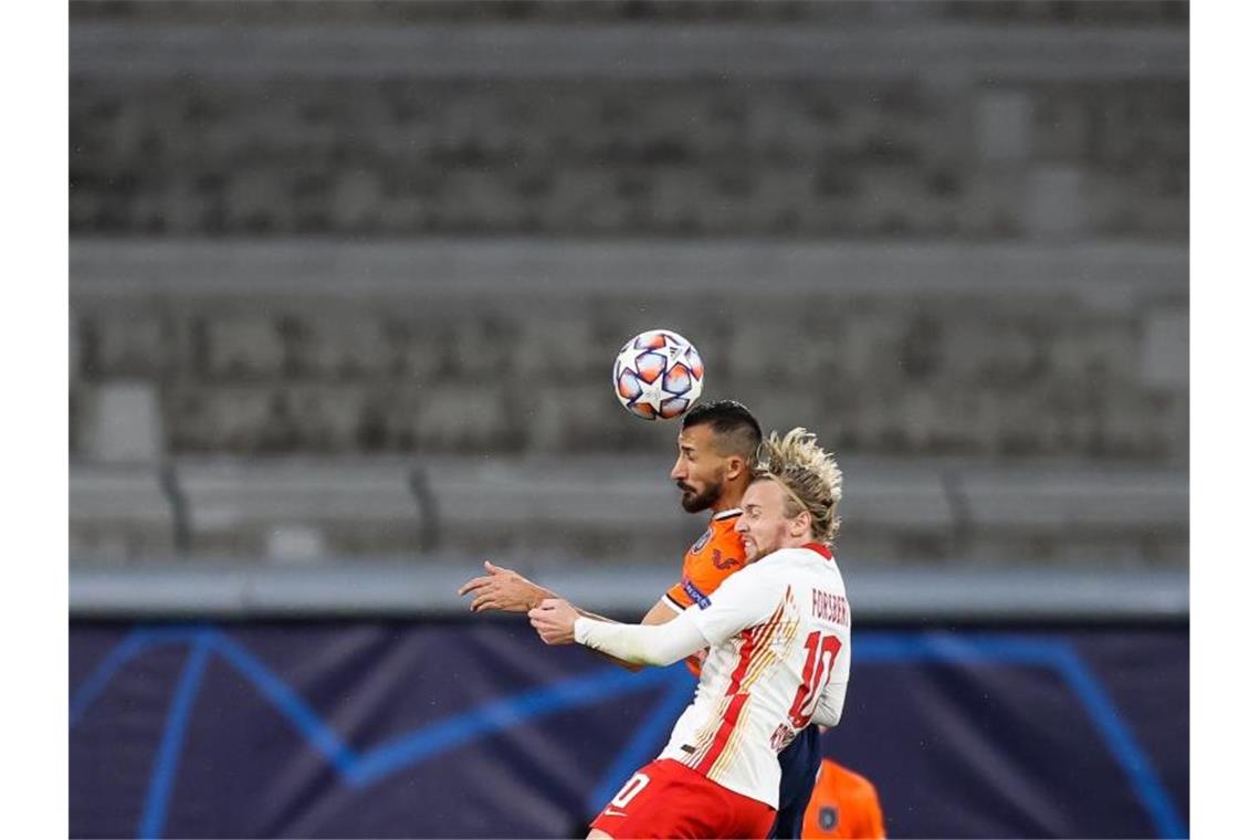 Leipzigs Emil Forsberg (r) im Kopfballduell mit Basaksehirs Mehmet Topal. Foto: Jan Woitas/dpa-Zentralbild/dpa