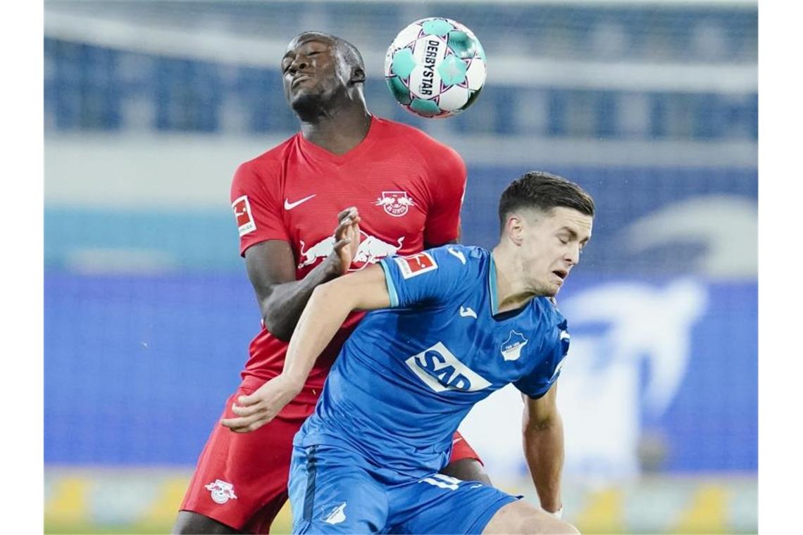 Leipzigs Ibrahima Konate und Hoffenheims Christoph Baumgartner (l-r.) im Duell um den Ball. Foto: Uwe Anspach/dpa