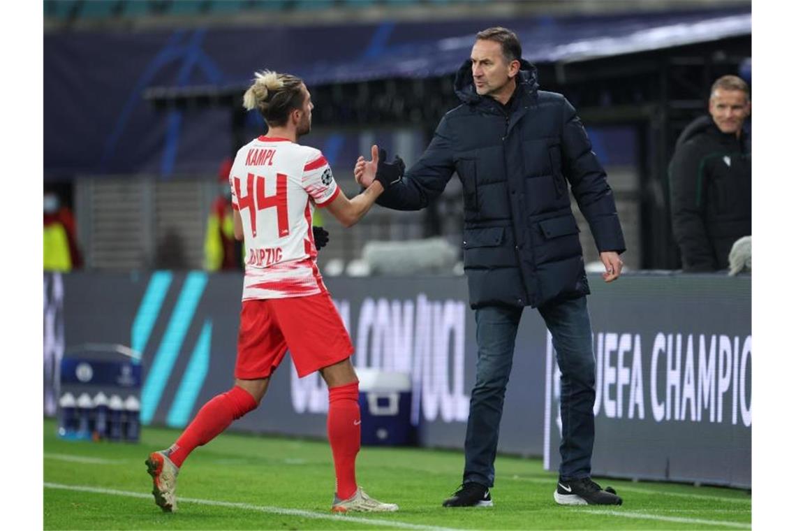 „Wieder Spaß am Fußball“: RB Leipzig bucht Europa League Leipzigs Interimstrainer Achim Beierlorzer (r) klatscht mit Kevin Kampl ab. Foto: Jan Woitas/dpa-Zentralbild/dpa