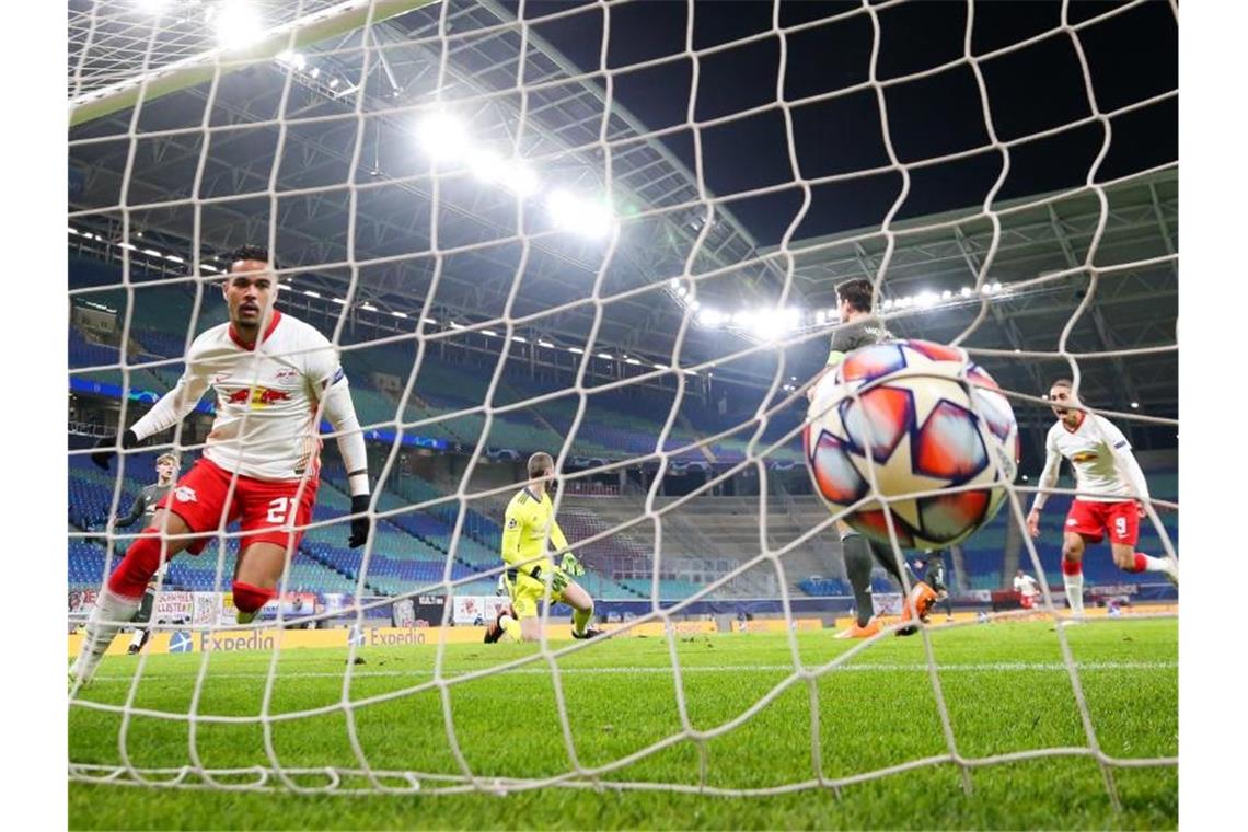 Leipzigs Justin Kluivert schießt das Tor zum 3:0. Foto: Jan Woitas/dpa-Zentralbild/dpa