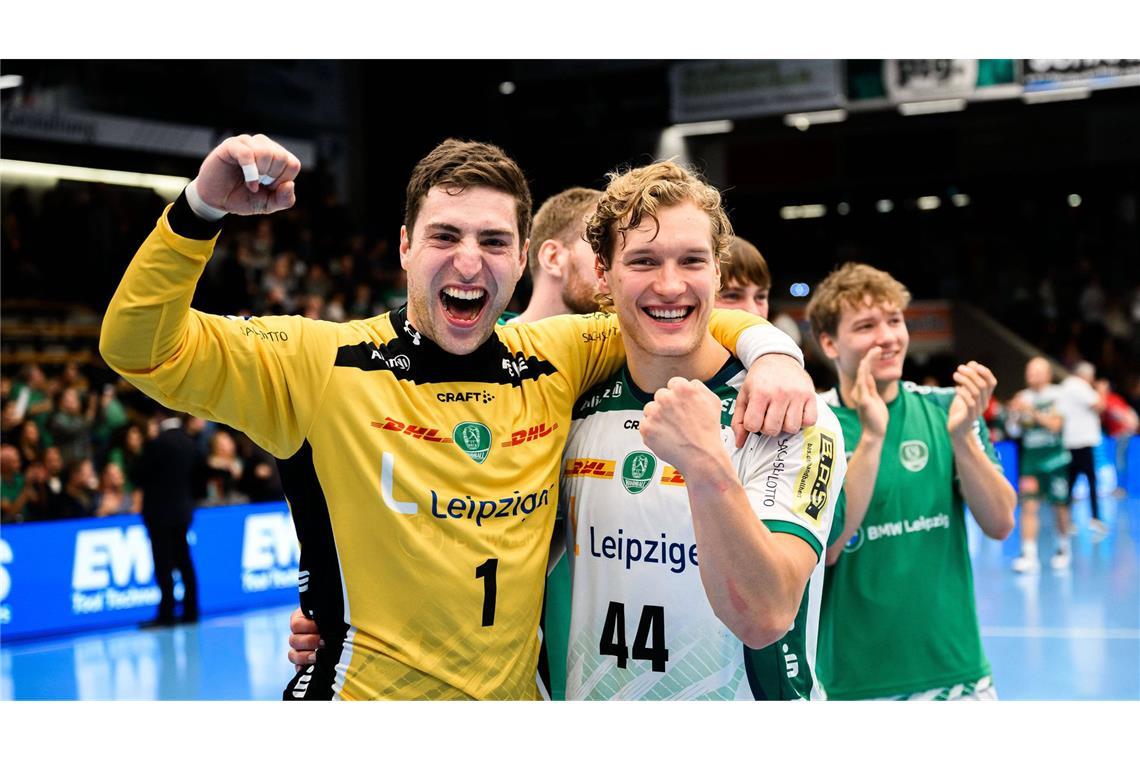 Leipzigs Keeper Domenico Ebner (li.) jubelt mit Blaer Hinriksson.