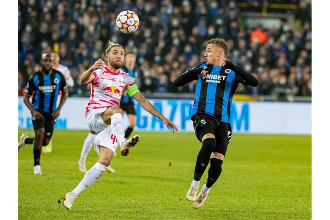 Leipzigs Kevin Kampl (l) im Zweikampf mit Brügges Noa Lang. Foto: Kurt Desplenter/BELGA/dpa