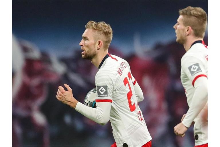 Leipzigs Konrad Laimer (l-r), Timo Werner und Tyler Adams laufen nach Laimers Treffer zum 1:1 mit dem Ball davon. Foto: Jan Woitas/dpa-Zentralbild/dpa