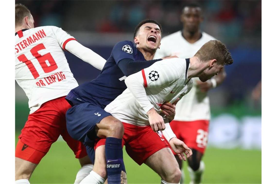 Leipzigs Lukas Klostermann (l) und Timo Werner doppeln Dele Alli. Foto: Jan Woitas/dpa-Zentralbild/dpa