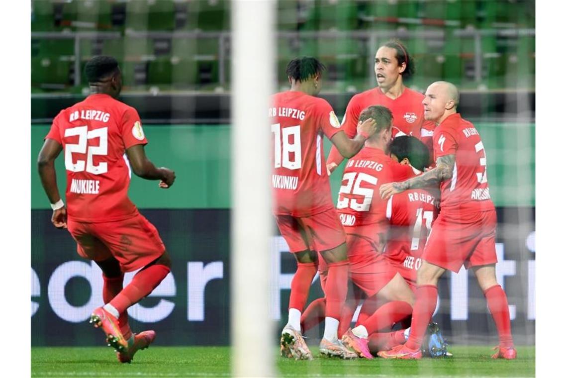 Leipzigs Mannschaft bejubelt das Tor zum zur 1:0-Führung in Bremen. Foto: Carmen Jaspersen/dpa