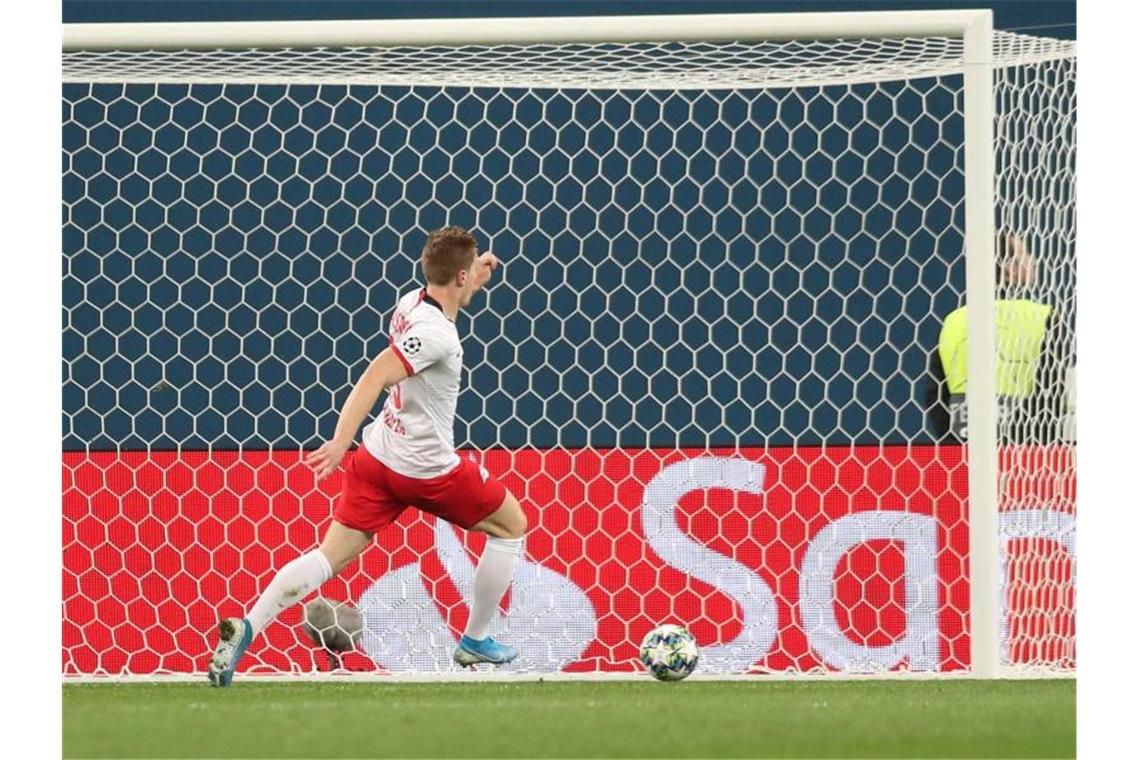 RB Leipzig dicht vor Achtelfinal-Einzug - ein Punkt noch Leipzigs Marcel Halstenberg (r) kommt nicht mehr zum Torschuss an den Ball. Foto: Jan Woitas/dpa