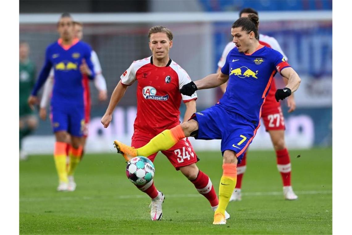 Glanzloser Leipzig-Sieg - Freiburg hadert mit Schiedsrichter Leipzigs Marcel Sabitzer (r) und Freiburgs Lino Tempelmann kämpfen um den Ball. Foto: Hendrik Schmidt/dpa-Zentralbild/ZB