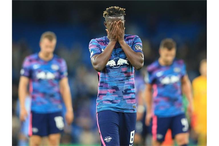 Leipzigs Mittelfeldspieler Amadou Haidara verläßt nach Spielende mit seinen Mannschaftskameraden enttäuscht das Spielfeld. Foto: Parnaby Lindsey/dpa