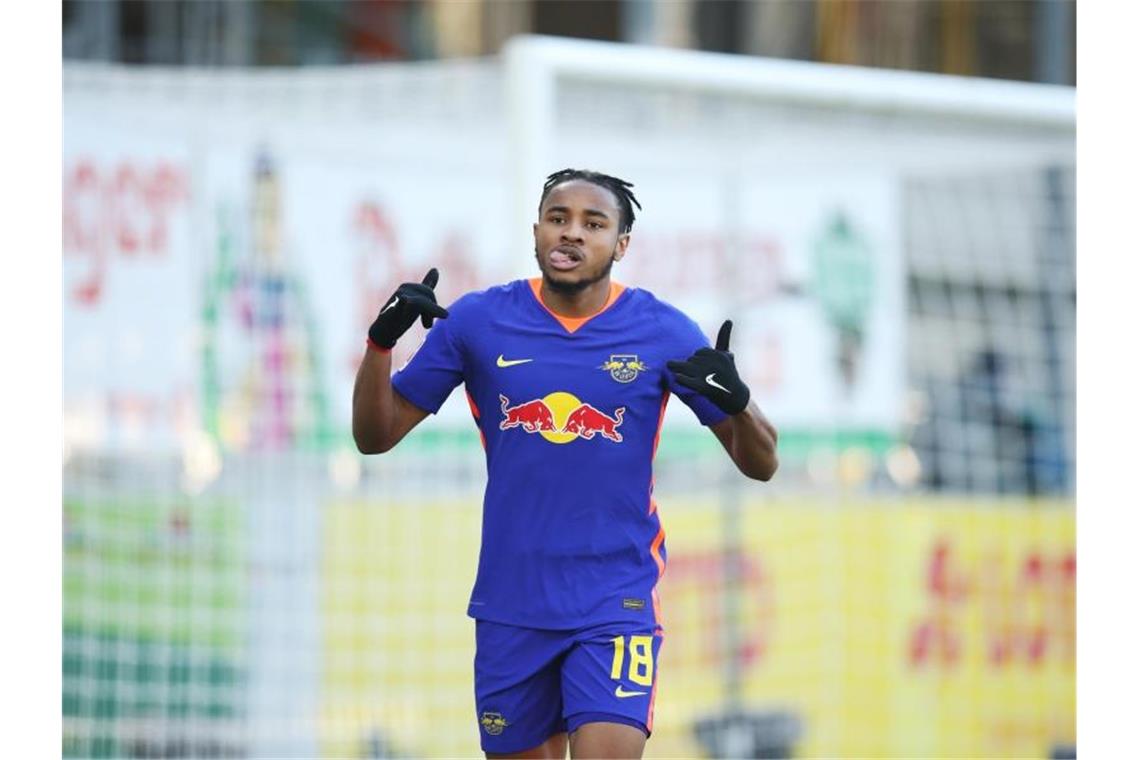 Bayern besiegt BVB - RB bleibt dran - Später Hertha-Sieg Leipzigs Mittelfeldspieler Christopher Nkunku jubelt nach seinem Tor zur 0:1-Auswärtsführung. Foto: Tom Weller/dpa