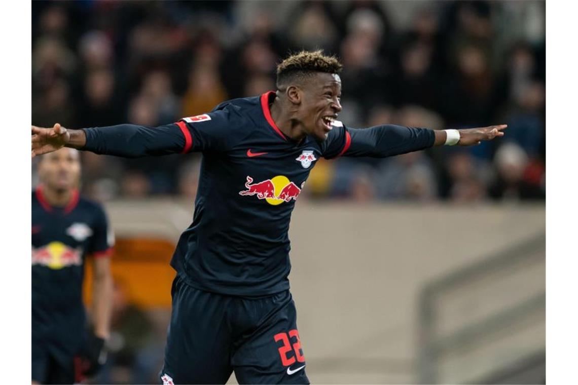 Souveräne Leipziger vorn - Coutinho bringt Bayern auf Kurs Leipzigs Nordi Mukiele jubelt über seinen Treffer zum 3:0. Foto: Bernd Thissen/dpa