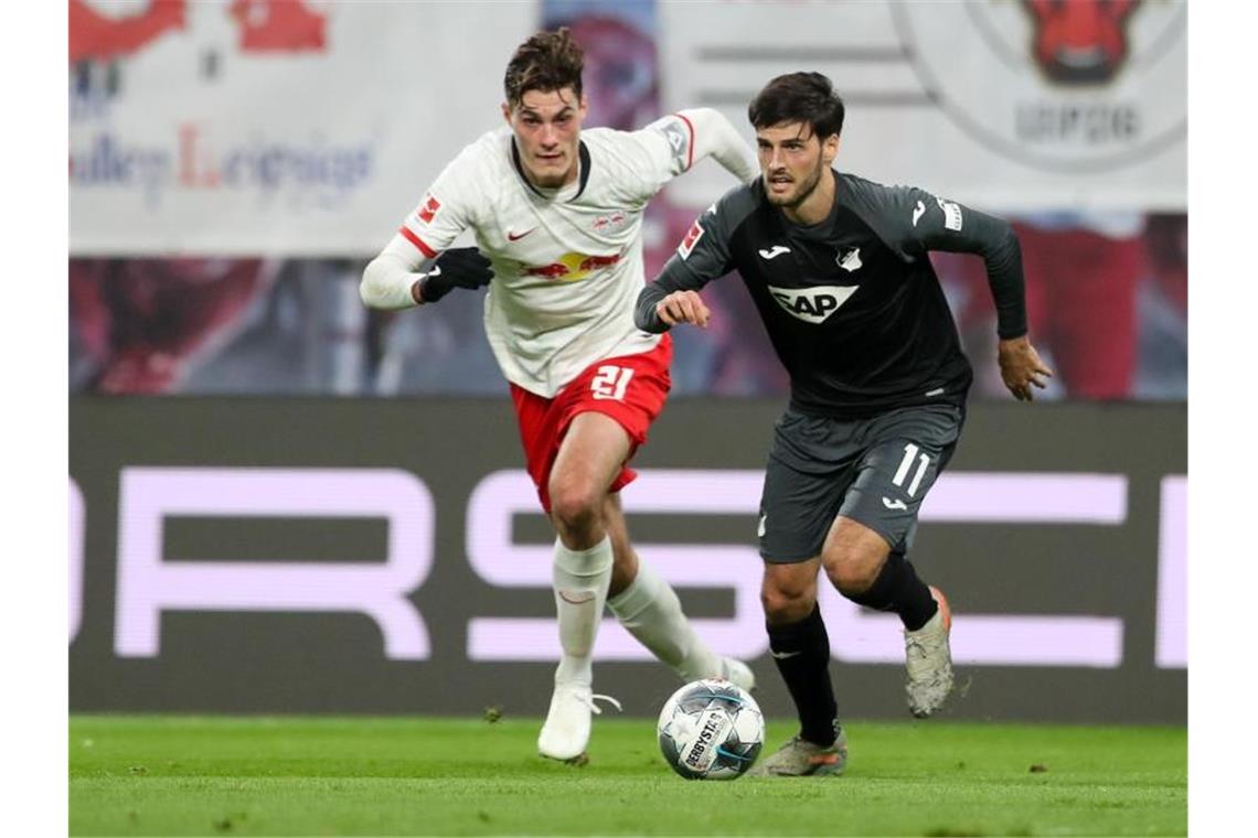 Leipzigs Patrik Schick und Hoffenheims Florian Grillitsch (l-r.) im Duell um den Ball. Foto: Jan Woitas/dpa-Zentralbild/dpa