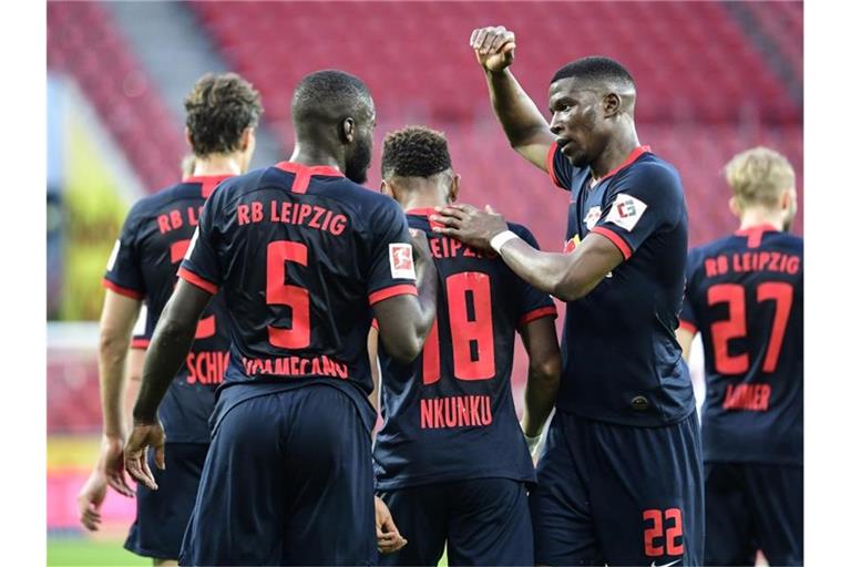 Leipzigs Spieler bejubeln das Tor zum zwischenzeitlichen 2:1 durch Christopher Nkunku (M). Foto: Ina Fassbender/AFP/POOL/dpa