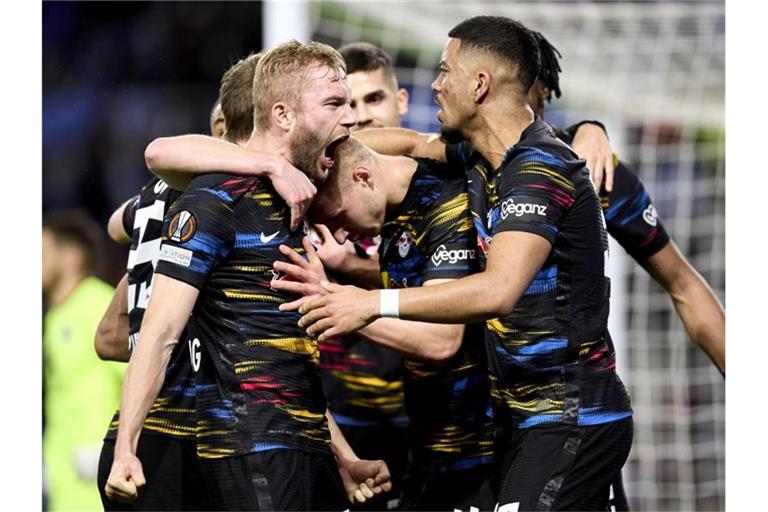 Leipzigs Spieler feiern mit Torschütze Willi Orban (M) das 1:0 in San Sebastián. Foto: Stringer/dpa