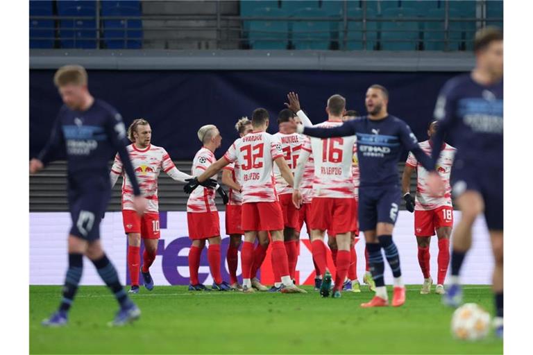 Leipzigs Spieler (hinten) bejubeln das Tor zum 1:0 gegen die Gäste aus Manchester. Foto: Jan Woitas/dpa-Zentralbild/dpa