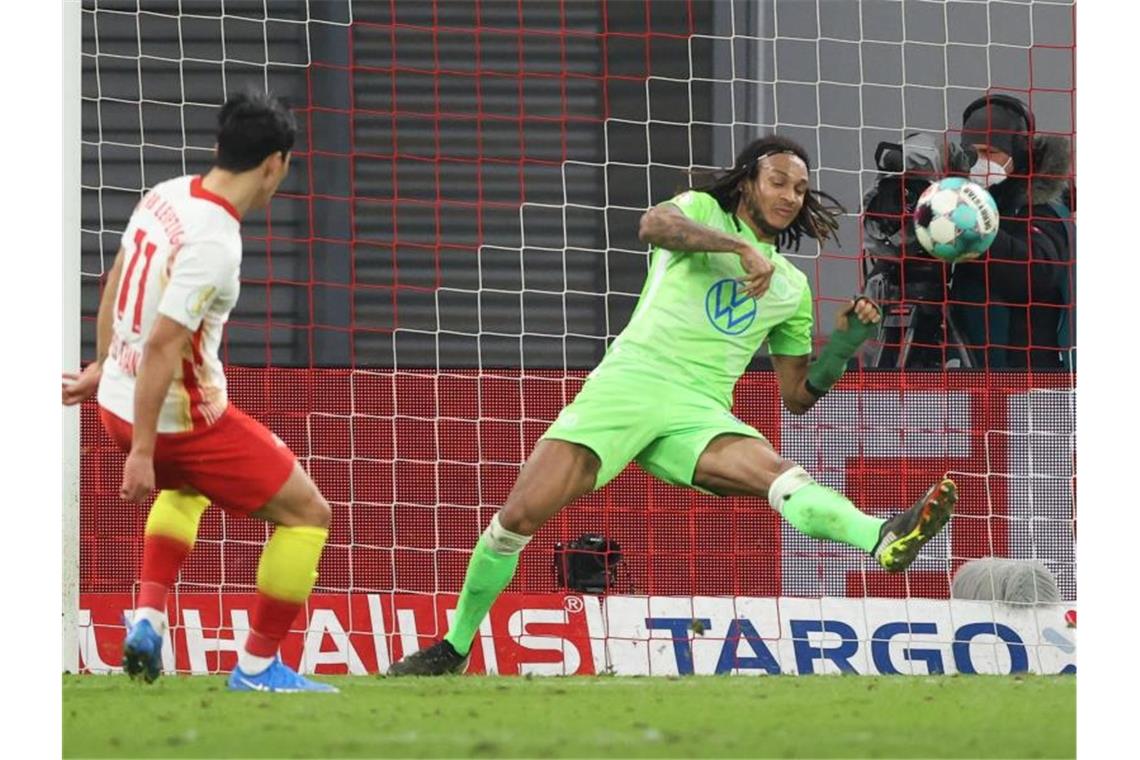 Leipzig im Halbfinale - Poulsen und Hwang treffen gegen VfL Leipzigs Stürmer Hee-Chan Hwang erzielt das Tor zum 2:0 gegen den VfL Wolfsburg. Foto: Jan Woitas/dpa-Zentralbild/dpa