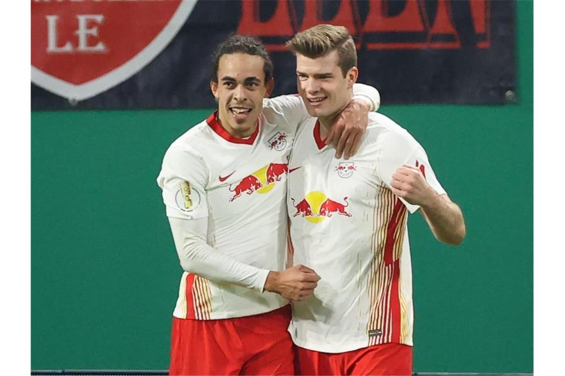 „Wir brennen dafür“: Leipzig hat die Triple-Chance Leipzigs Stürmer Yussuf Poulsen (l) und Stürmer Alexander Sörloth feiern gemeinsam. Foto: Jan Woitas/dpa-Zentralbild/dpa
